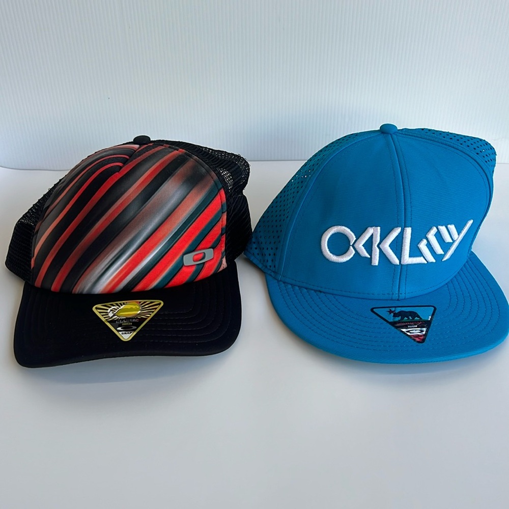 LOT OF 2 NEW Oakley Snap Back Hats ONE SIZE Black/Red Blue/White